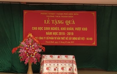 TRAO QUÀ CHO HỌC SINH NGHÈO, KHÓ KHĂN, VƯỢT KHÓ