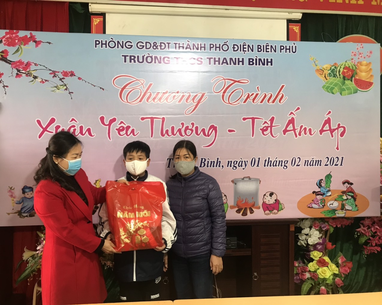 Với tinh thần tương thân tương ái, tình nguyện hướng về cộng đồng, giúp đỡ học sinh có hoàn cảnh khó khăn, đặc biệt là trong dịp Tết. Trường THCS Thanh Bình tổ chức trao quà dịp tết cho các em học sinh có hoàn cảnh khó khăn.